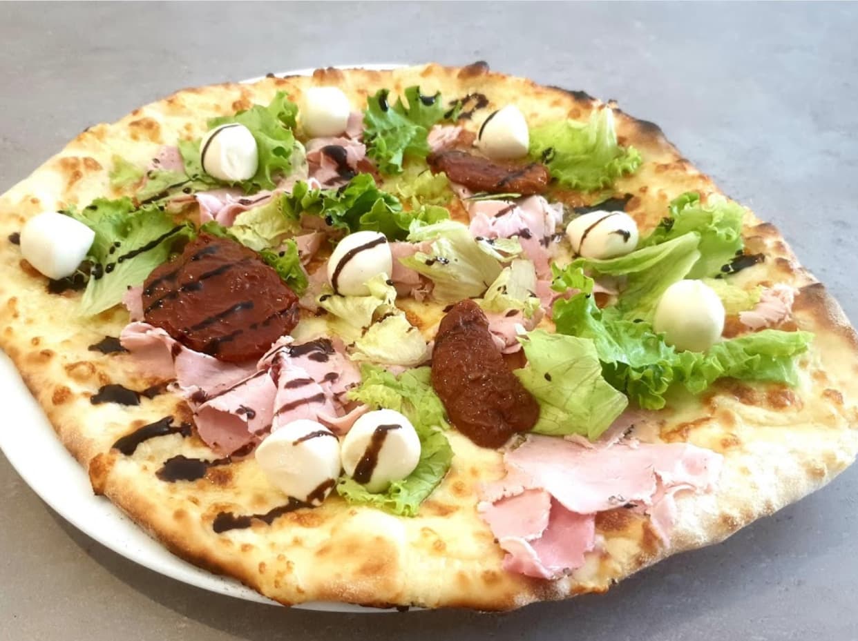 Cuisson de la pizza au four à bois La Toscane